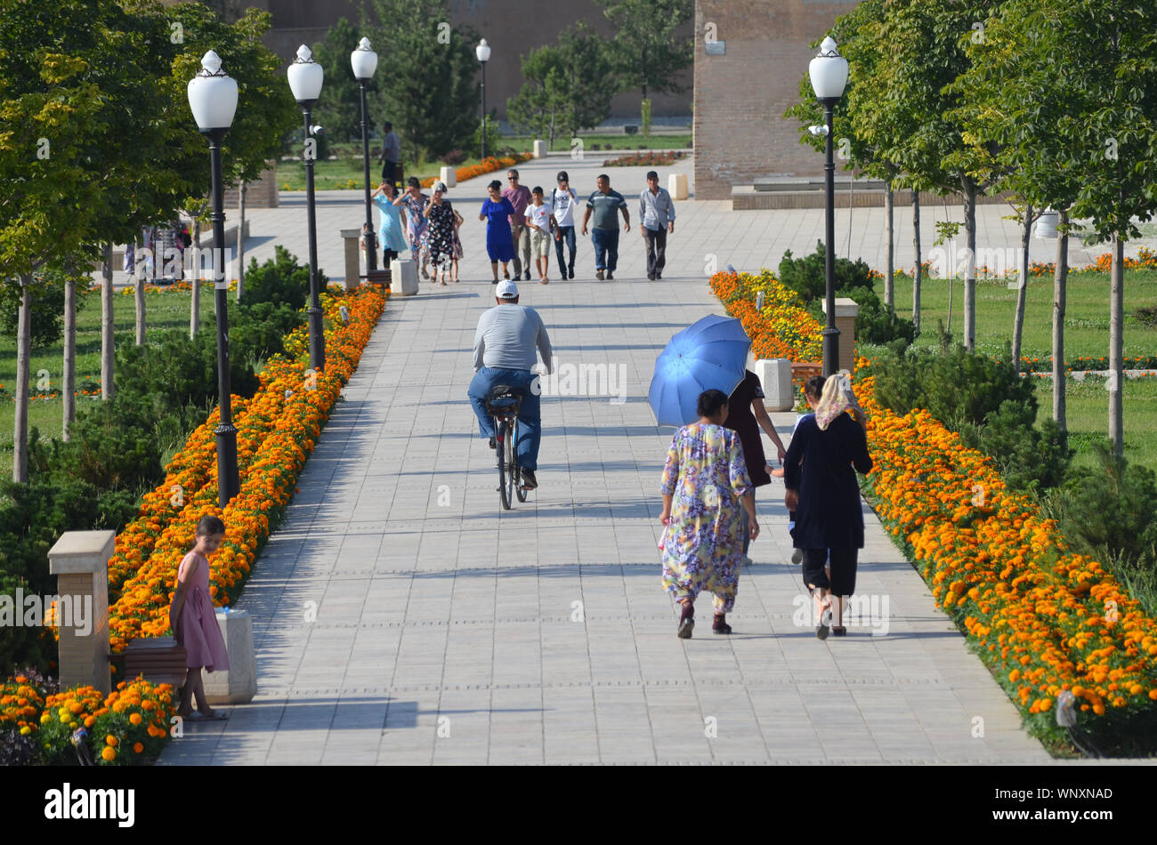 Un parco pubblico di Shakhrisabzb (sud della Uzbekistan), vicino il Amir Timur statua e il palazzo Ak-Saray. Foto Stock