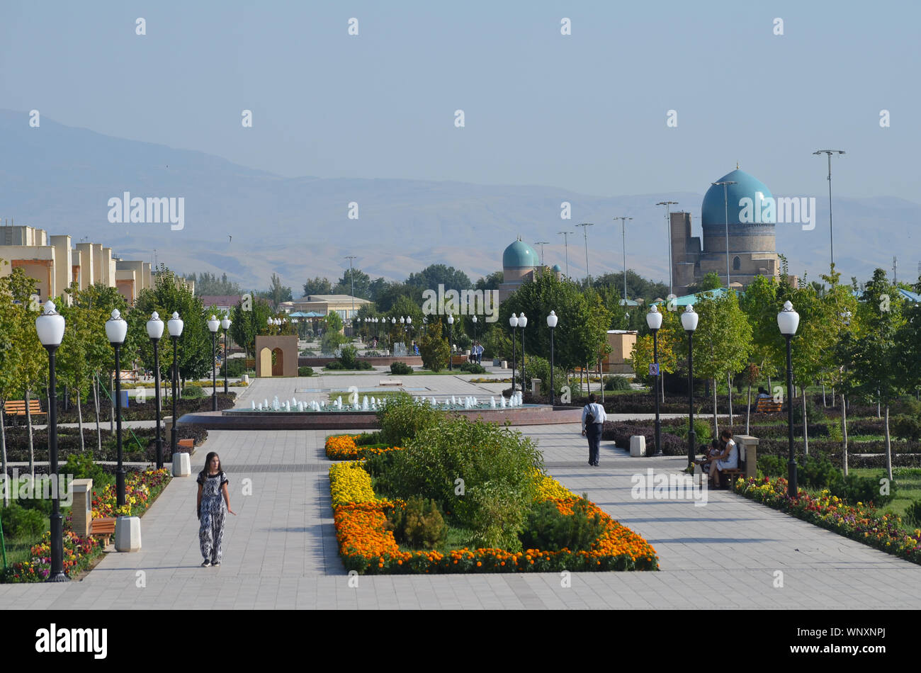 Un parco pubblico di Shakhrisabzb (sud della Uzbekistan), vicino il Amir Timur statua e il palazzo Ak-Saray. Foto Stock