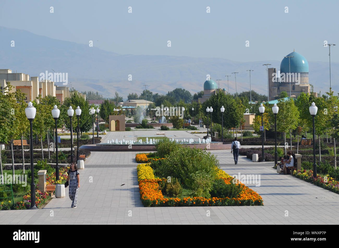 Un parco pubblico di Shakhrisabzb (sud della Uzbekistan), vicino il Amir Timur statua e il palazzo Ak-Saray. Foto Stock