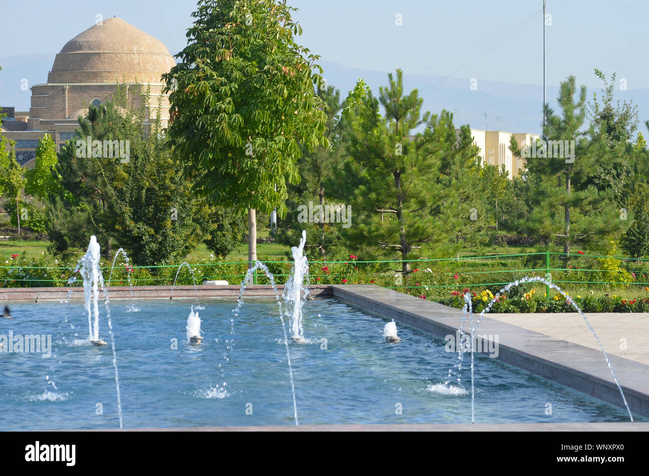 Un parco pubblico di Shakhrisabzb (sud della Uzbekistan), vicino il Amir Timur statua e il palazzo Ak-Saray. Foto Stock