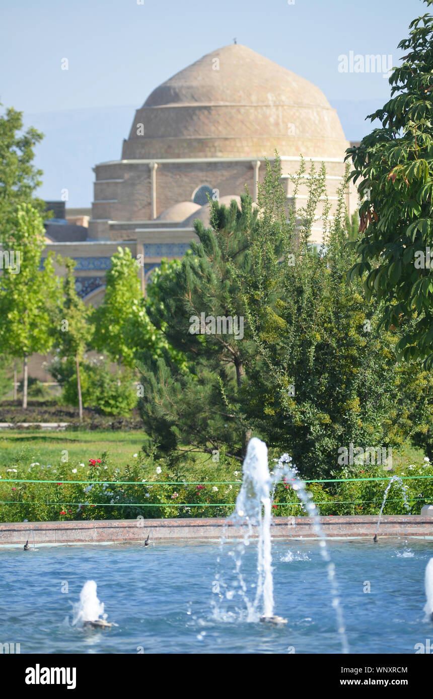 Un parco pubblico di Shakhrisabzb (sud della Uzbekistan), vicino il Amir Timur statua e il palazzo Ak-Saray. Foto Stock