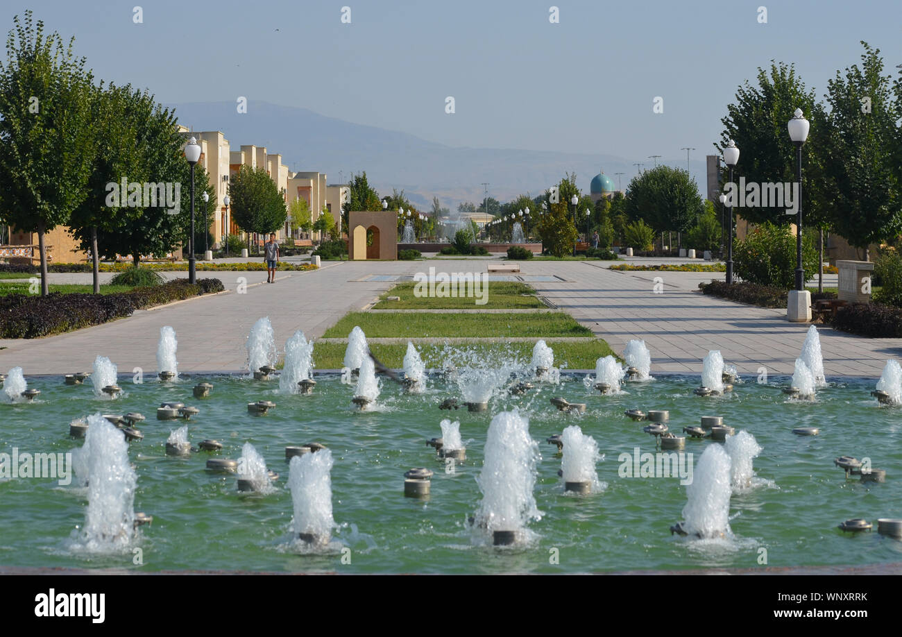 Un parco pubblico di Shakhrisabzb (sud della Uzbekistan), vicino il Amir Timur statua e il palazzo Ak-Saray. Foto Stock