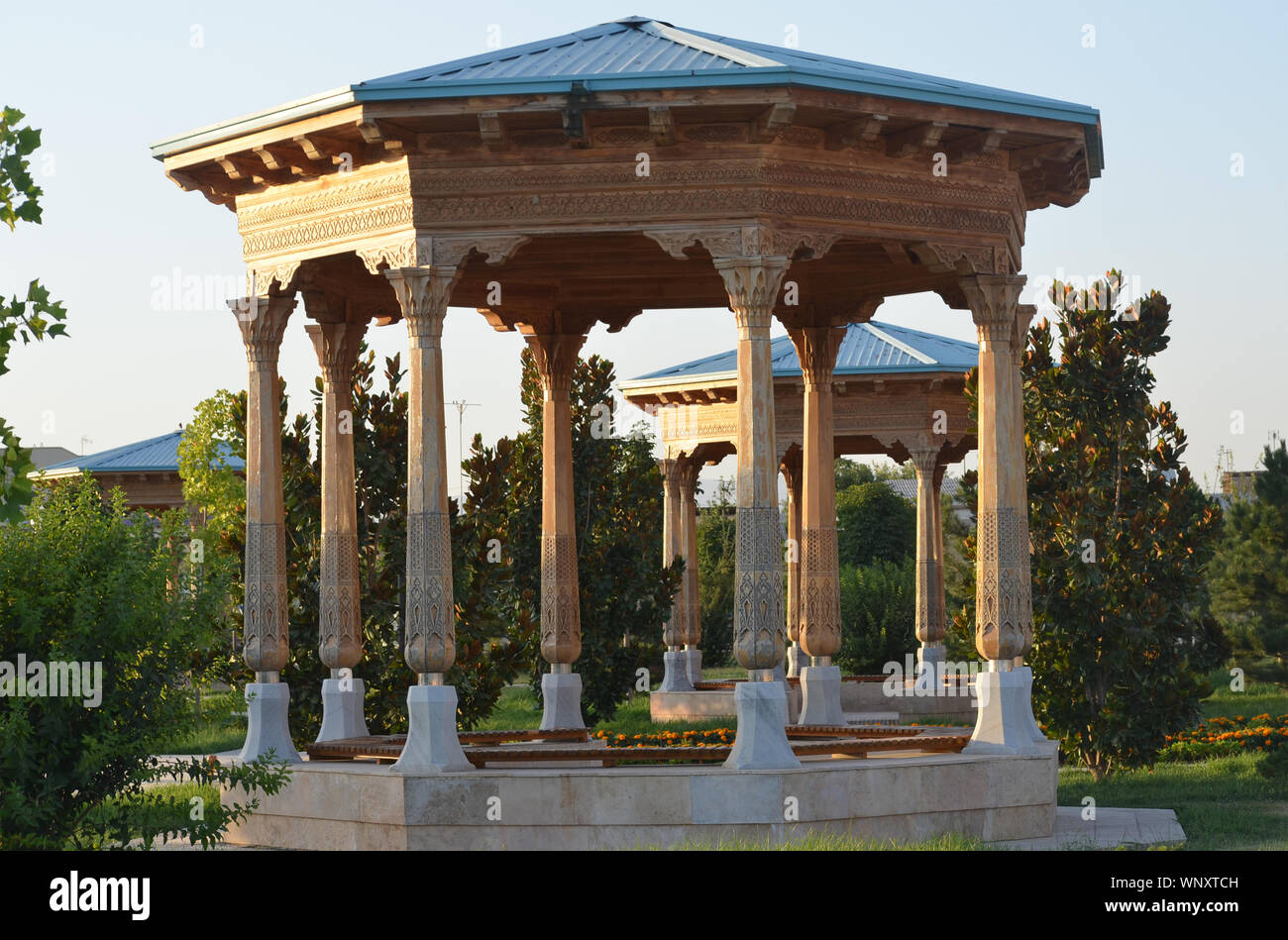 Un parco pubblico di Shakhrisabzb (sud della Uzbekistan), vicino il Amir Timur statua e il palazzo Ak-Saray. Foto Stock