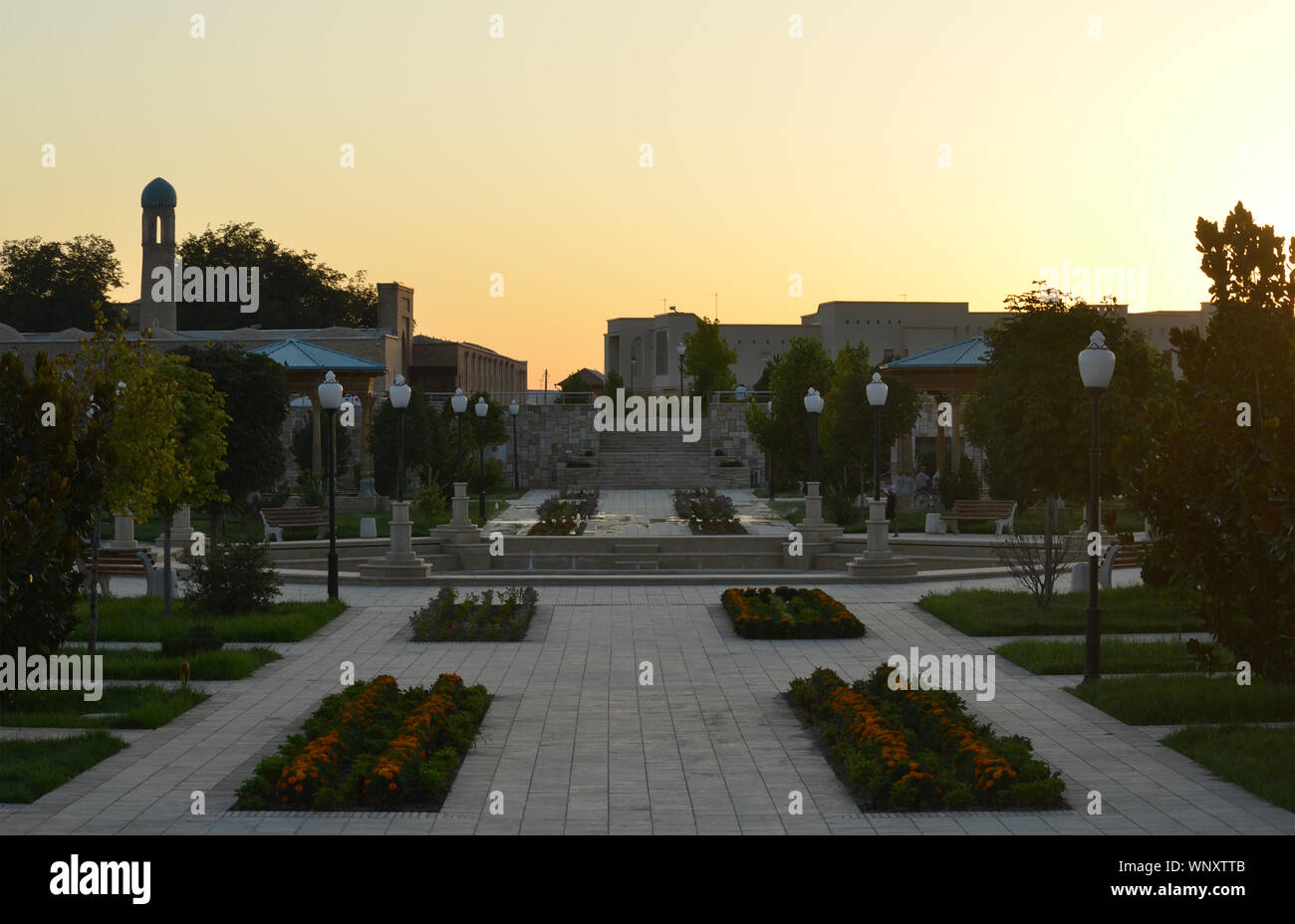 Un parco pubblico di Shakhrisabzb (sud della Uzbekistan), vicino il Amir Timur statua e il palazzo Ak-Saray. Foto Stock