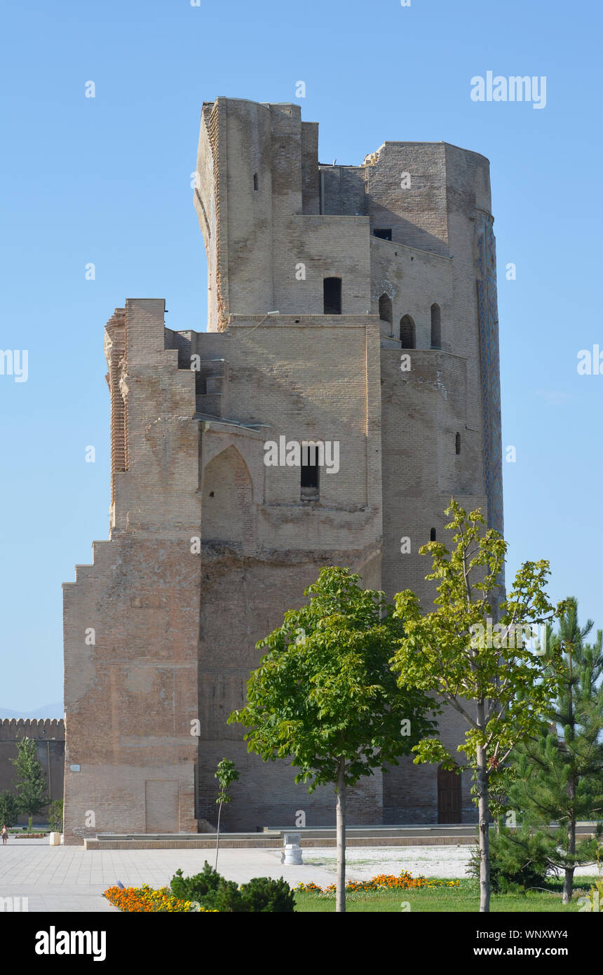 Gateway non ripristinati resti dell antica Tamerlanes Ak-Saray palace a Shakhrisabz, Uzbekistan meridionale Foto Stock