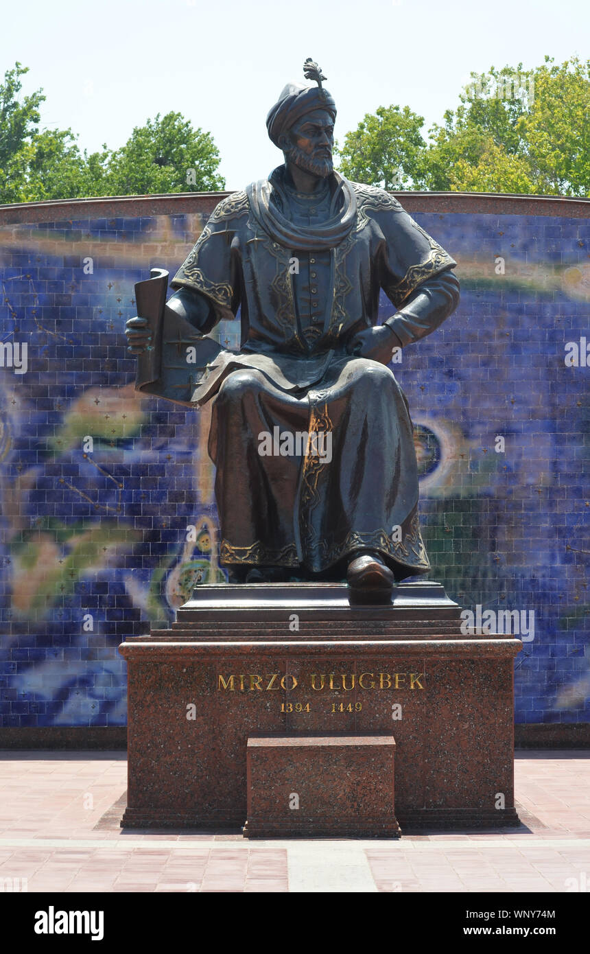 Statua di bronzo di Timurid del XV secolo sultano e astronomo Ulugh Beg a Samarcanda, Uzbekistan Foto Stock