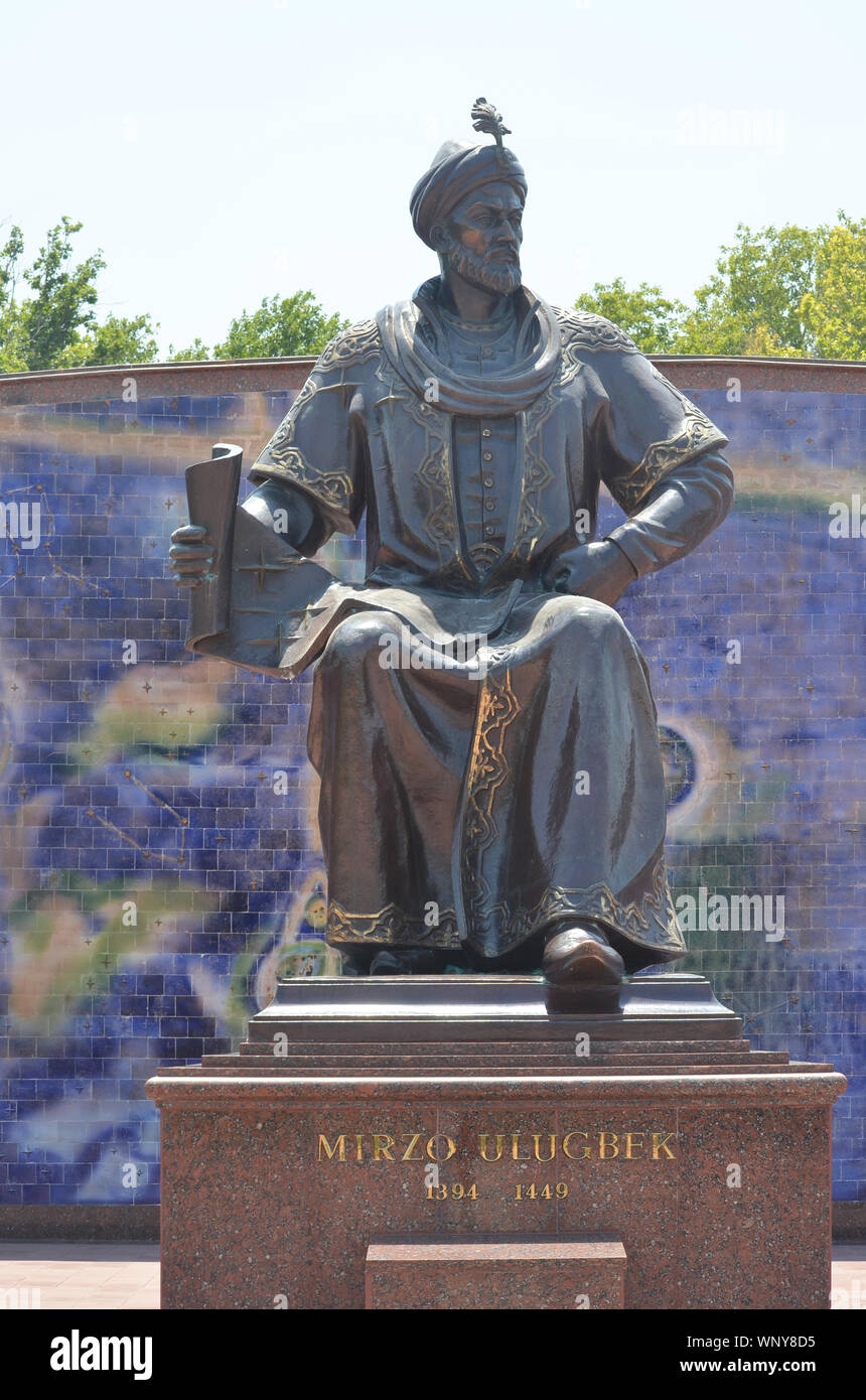Statua di bronzo di Timurid del XV secolo sultano e astronomo Ulugh Beg a Samarcanda, Uzbekistan Foto Stock