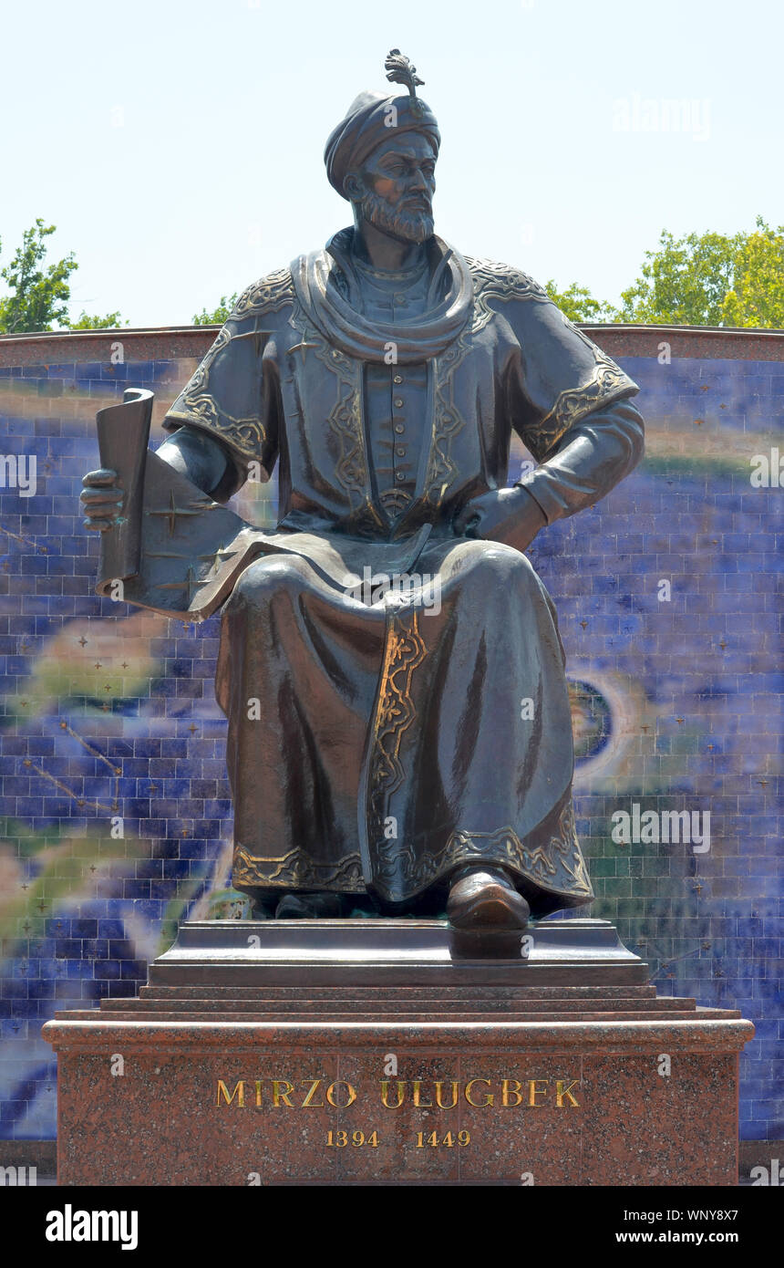Statua di bronzo di Timurid del XV secolo sultano e astronomo Ulugh Beg a Samarcanda, Uzbekistan Foto Stock