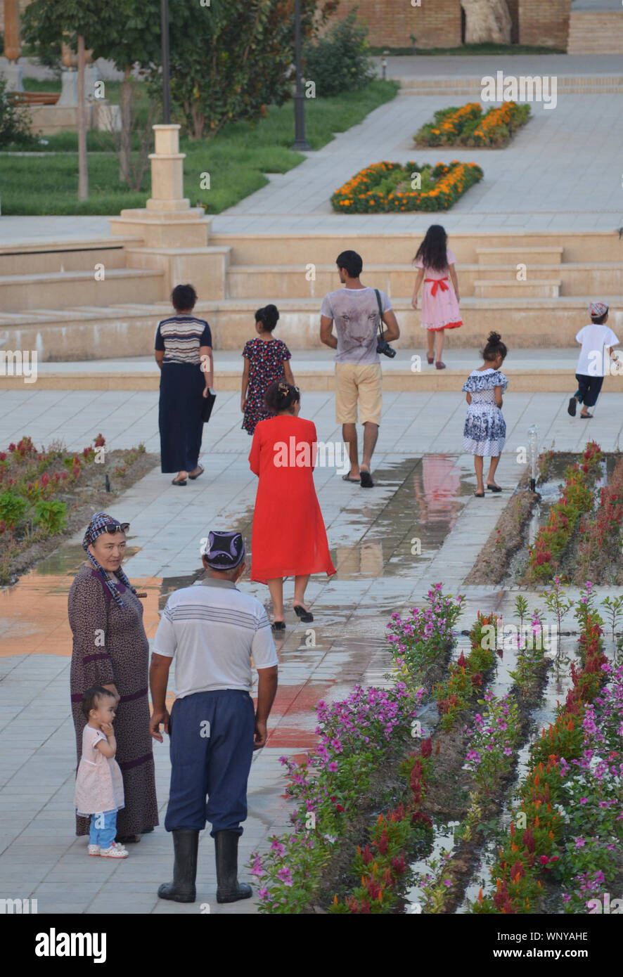 Uzbek visitatori in un parco pubblico a Shakhrisabz, southeastern Uzbekistan Foto Stock