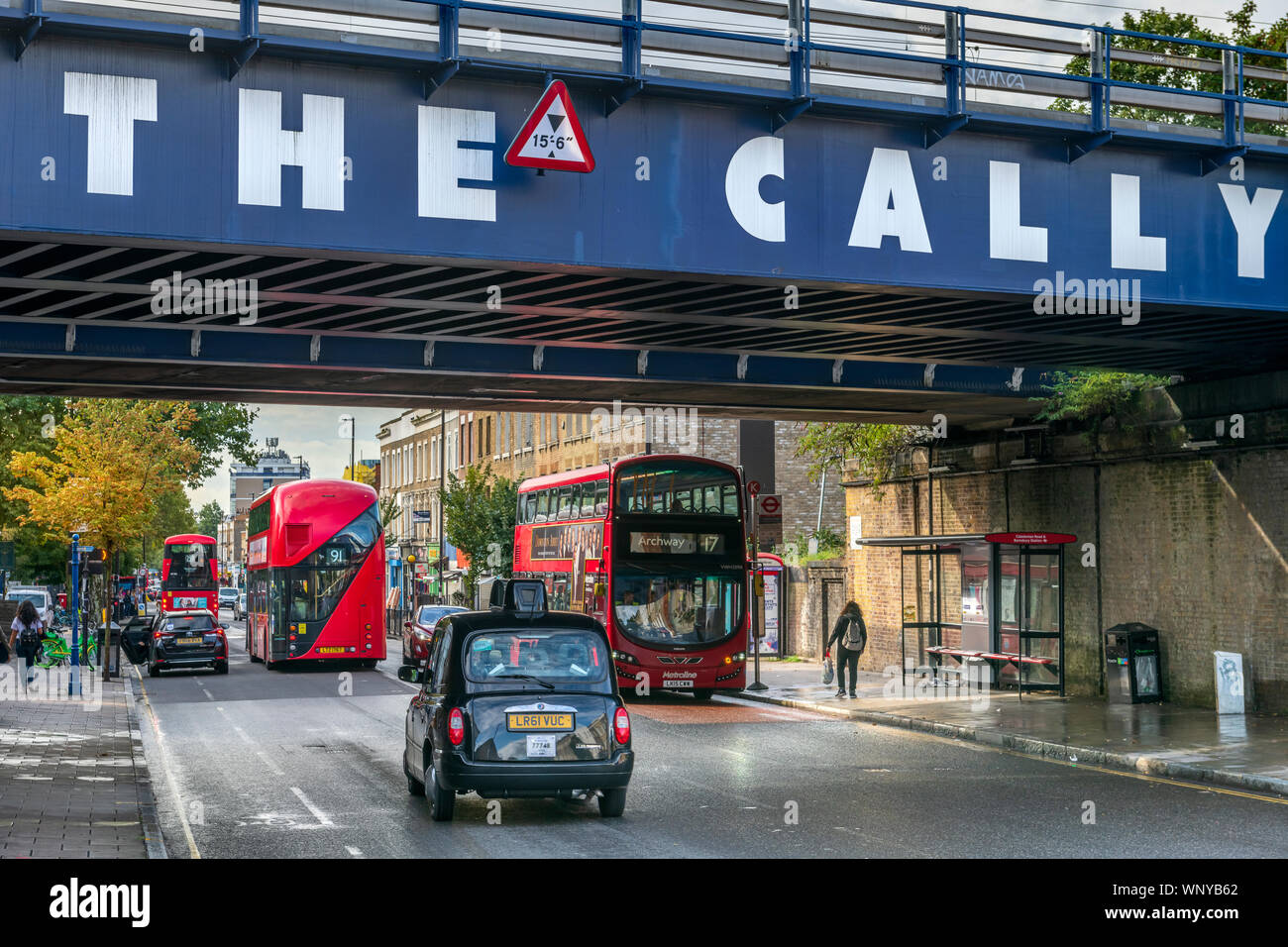 Il Caledonian Road, o 'l' camente come è noto è la principale arteria di strada attraverso il North London borough di Islington. Foto Stock