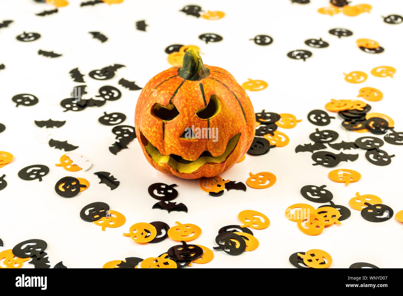 Decorazione Halloween concetto, poco jack-o-lantern zucche isolato su bianco Foto Stock