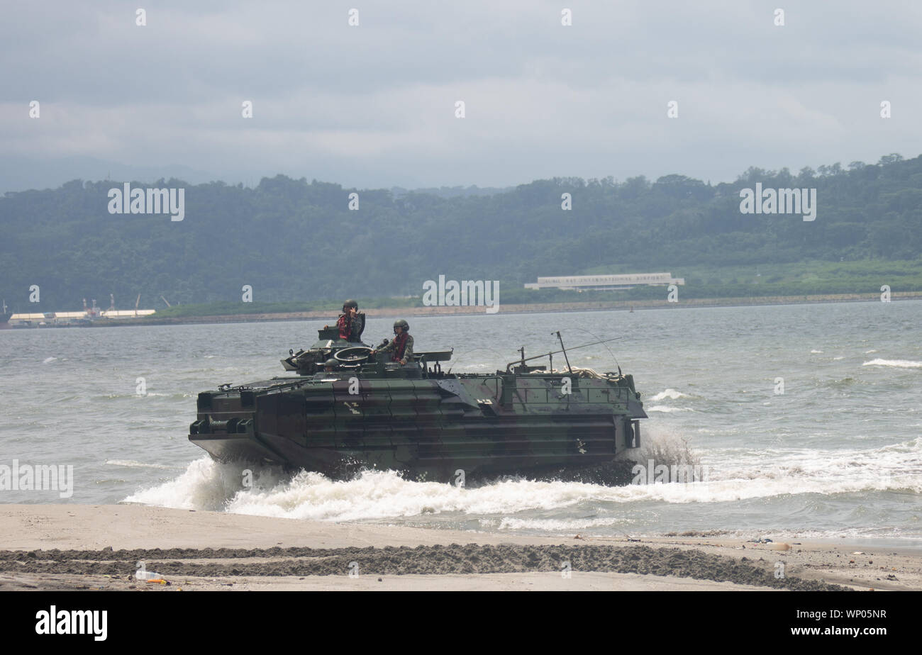 Philippine e U.S. Marines guidare un assalto filippino veicolo anfibio sulla spiaggia durante un AAV esperto in materia di exchange in Subic Bay, Filippine, Sett. 5, 2019. Gli Stati Uniti Marine Corps ha collaborato con il filippino Marine Corps per gli ultimi otto anni per sviluppare le competenze e le politiche per abilitare il Philippine Navy e Marine Corps per condurre le operazioni anfibie. Questo SMEE è stata una pietra miliare in questi sforzi, segnando la prima volta che le forze di filippino ha lanciato la loro AAV da una marina militare filippino nave anfibio e transitate da Nave a riva. Gli Stati Uniti Marines sono da AAV C Foto Stock
