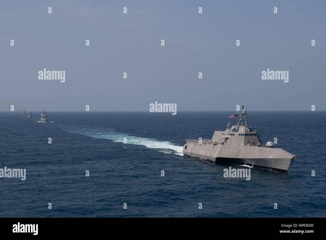 Golfo di Thailandia (sett. 4, 2019) - USS Montgomery (LCS 8), un'indipendenza-variante Littoral Combat Ship, vele in formazione durante un esercizio di foto come parte dell'ASEAN-STATI UNITI Esercizio marittimo (AUMX). Il primo AUMX, co-guidato da Stati Uniti e Royal Thai marine, include le forze marittime da parte degli Stati Uniti e tutti i dieci Stati membri dell'ASEAN. AUMX promuove gli impegni condivisi per partenariati marittimo, la sicurezza e la stabilità nel sudest asiatico. (U.S. Foto di Marina di Massa lo specialista di comunicazione 1a classe Alexandra Seeley) Foto Stock