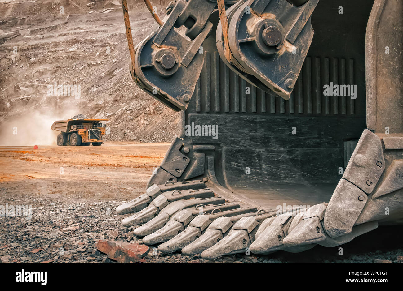 Escavatore e scoop carrello minerario in Botswana in Jwaneng miniera di diamanti Foto Stock
