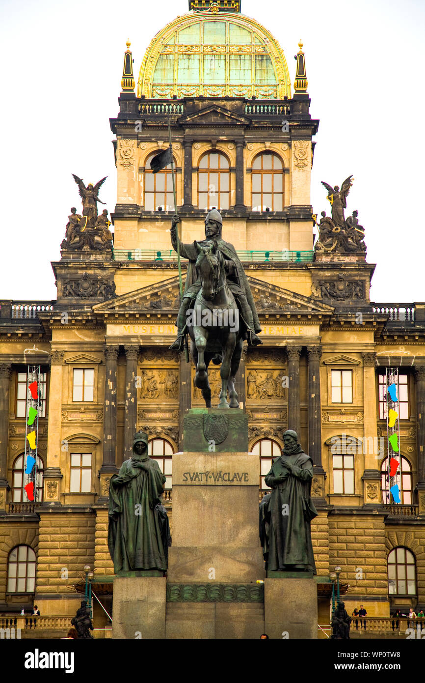 Statua di San Venceslao in Piazza Venceslao (Vaclavske nam) con il Museo Nazionale in background. Praga Repubblica Ceca. Foto Stock