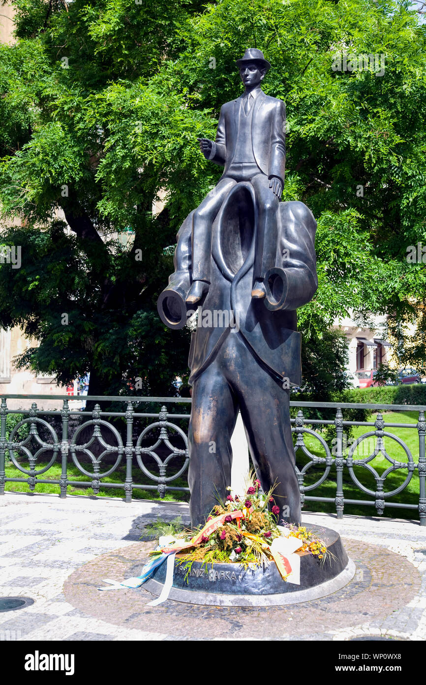 Franz Kafka monumento accanto alla Sinagoga Spagnola nel quartiere ebraico di Praga Repubblica Ceca. Foto Stock