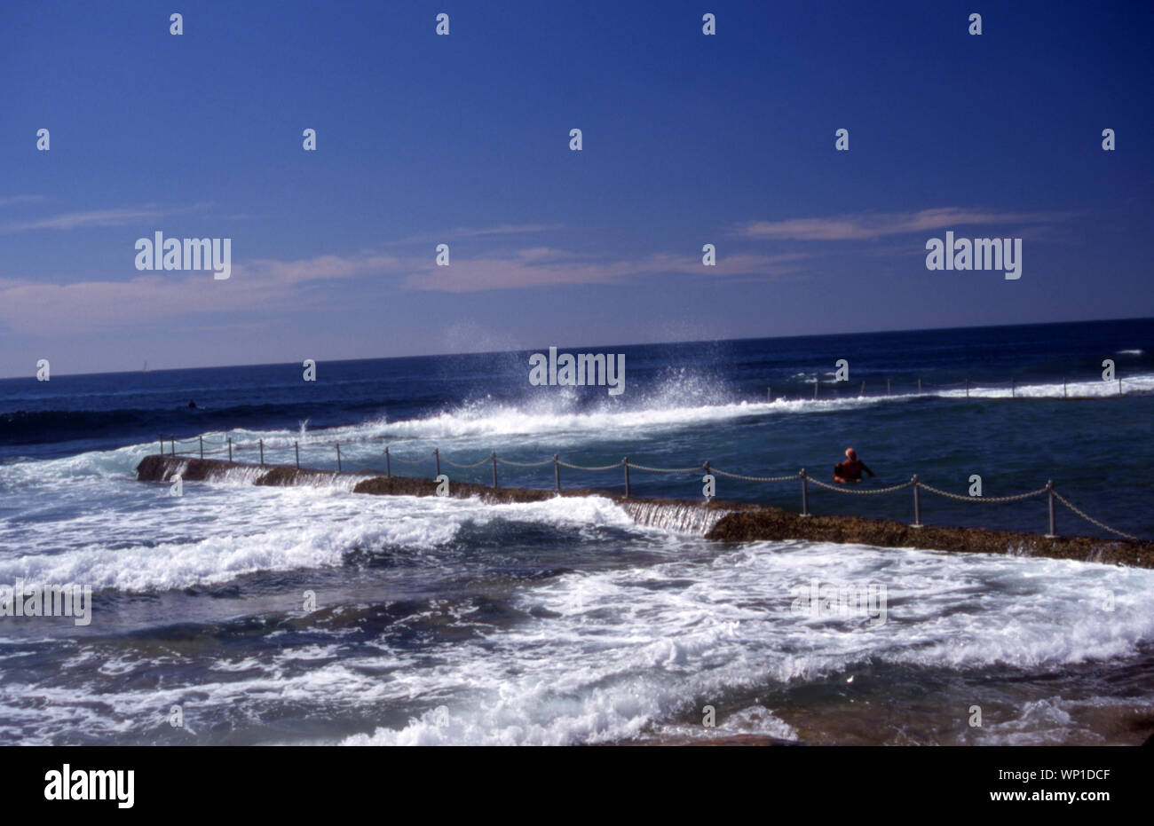 Nuotatori nell'oceano PISCINA A MAROUBRA BEACH, Sydney, Nuovo Galles del Sud, Australia. Foto Stock