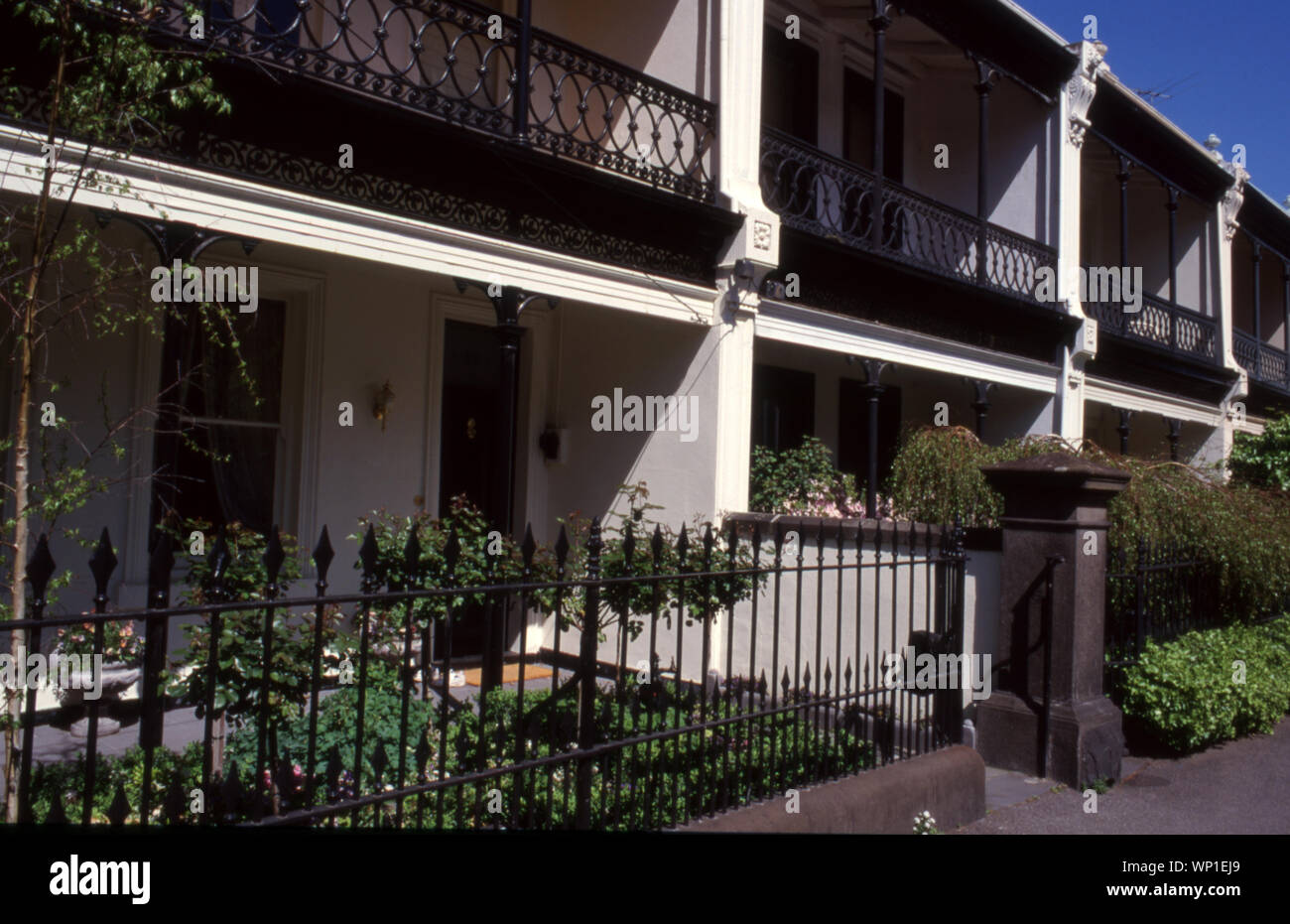 Vista di una fila di vecchi a due piani con terrazze bianche case si trova in un sobborgo interno di Melbourne, Victoria, Australia. Foto Stock