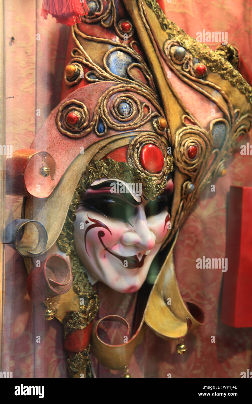 Maschera Veneziana nella finestra Foto Stock