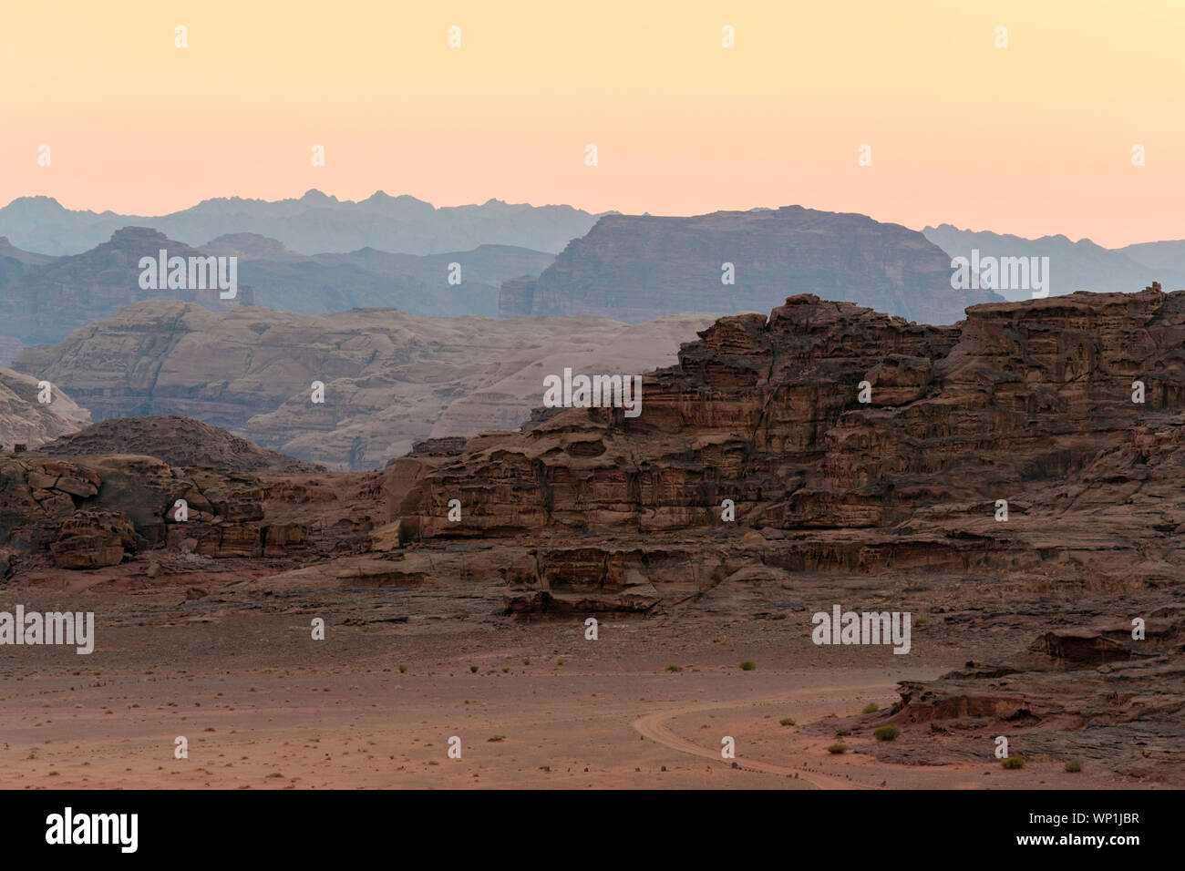 Giordania, Governatorato di Aqaba, Wadi Rum. Wadi Rum Area Protetta, Sito Patrimonio Mondiale dell'UNESCO. Vista del paesaggio del deserto al tramonto. Foto Stock