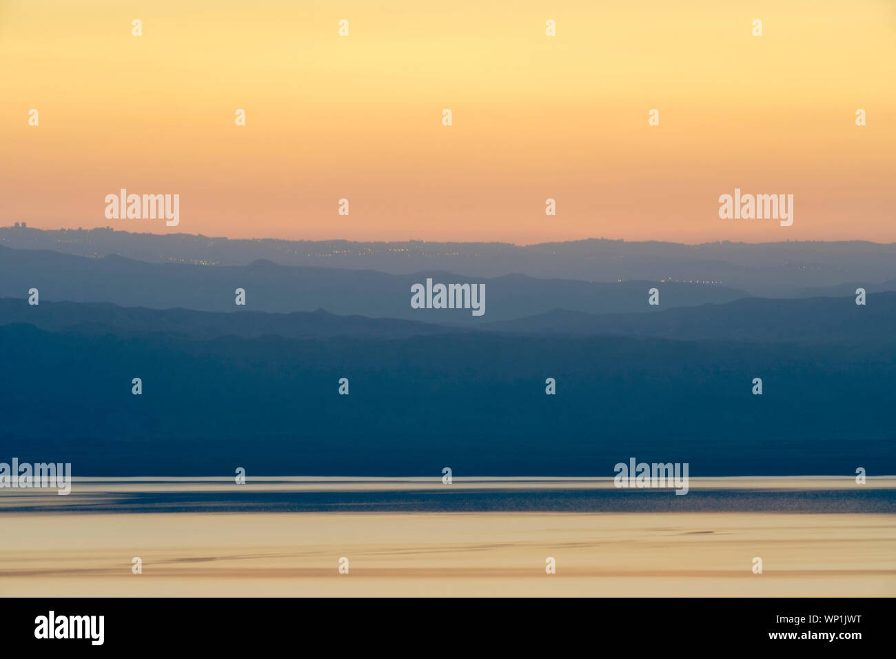 Giordania, Madaba Governatorato, vicino Ma'a. Mar Morto e la vista delle montagne di Israele al tramonto. Foto Stock