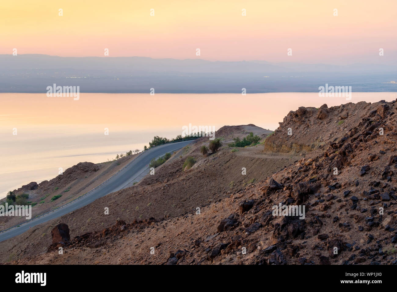 Giordania, Madaba governatorato. Mar Morto costa vicino Ma'in al tramonto. Foto Stock