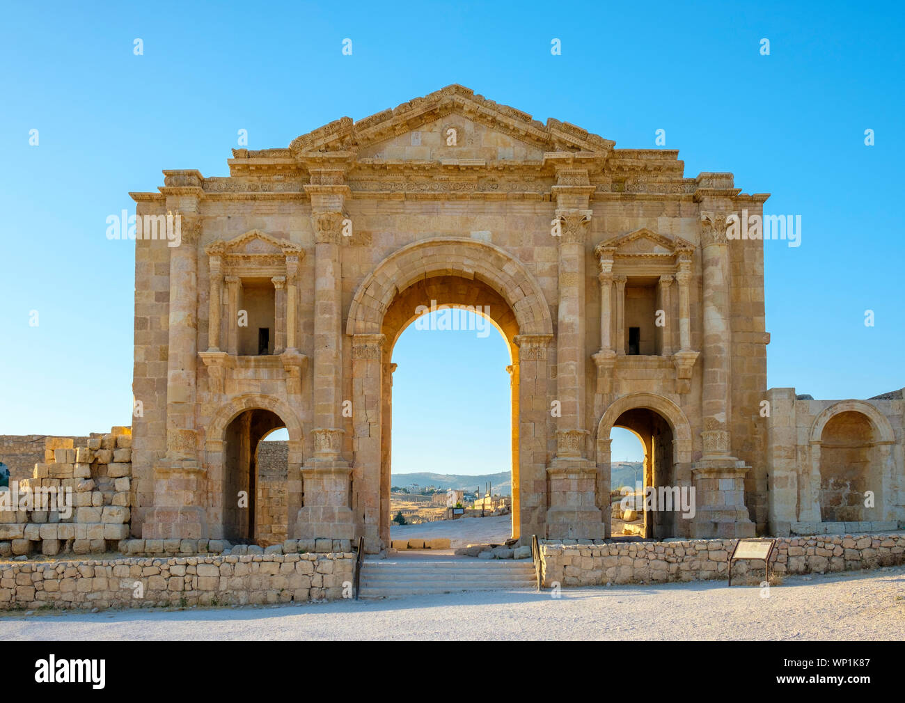 Giordania, Jerash Governatorato, Jerash. Arco di Adriano, un triplo-gateway ad arco costruito in onore di imperatore romano Adriano in 129-130. Foto Stock