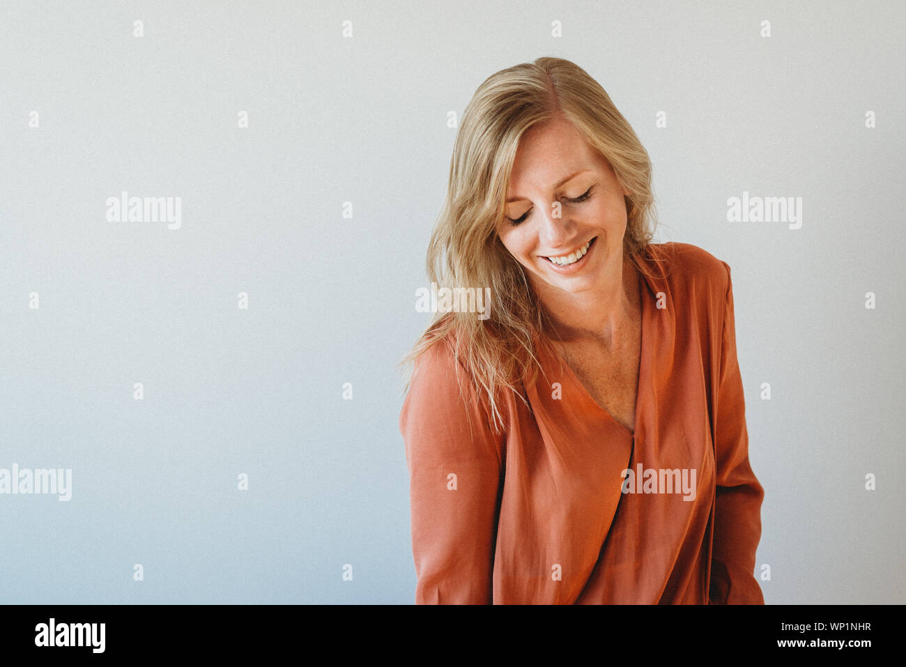 Ritratto di felice sorridente femmina a casa Foto Stock