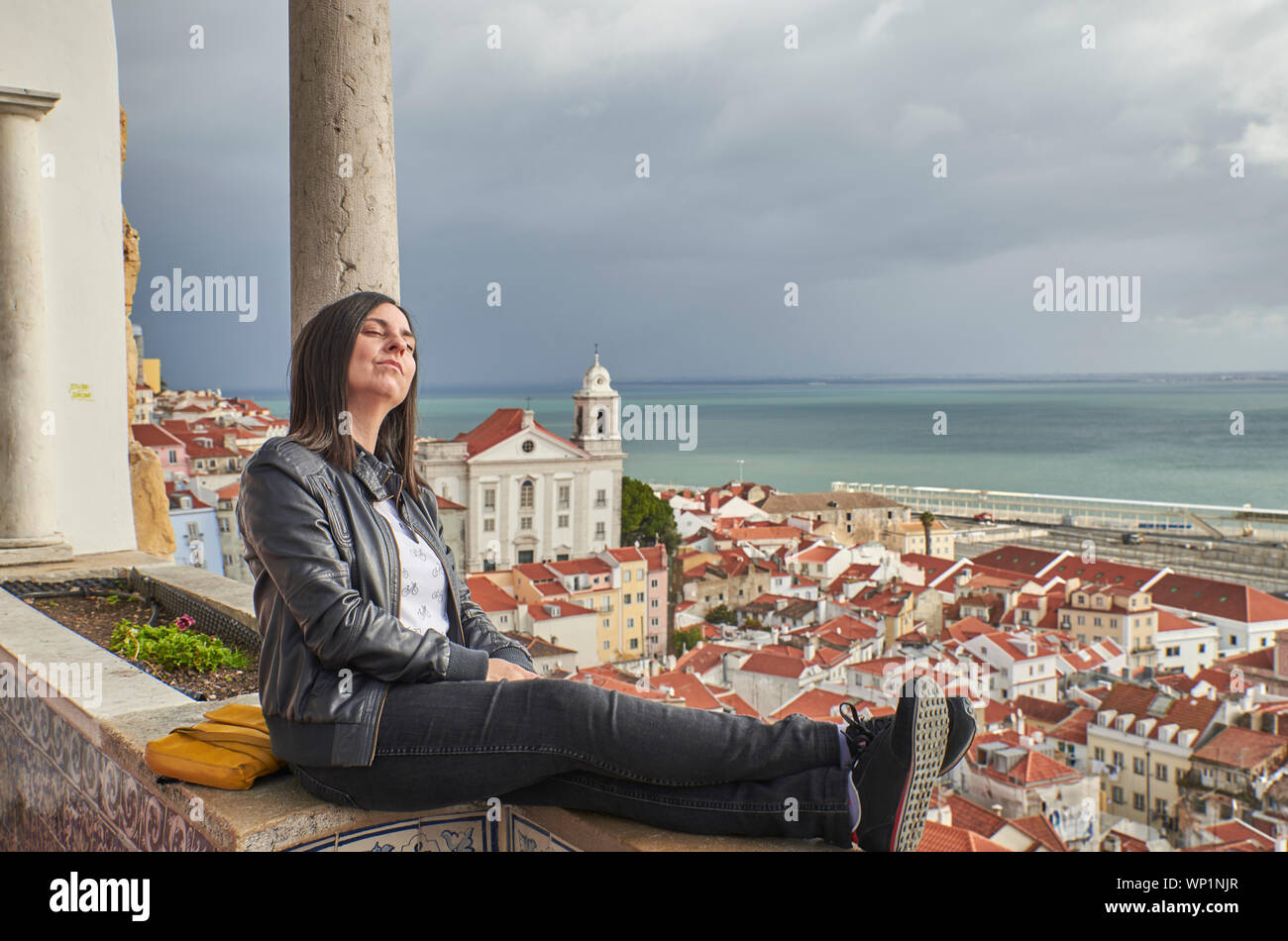 Il Portogallo, Lisboa, Alfama, Largo das Portas do Sol, Donna godendo viewpoint Foto Stock