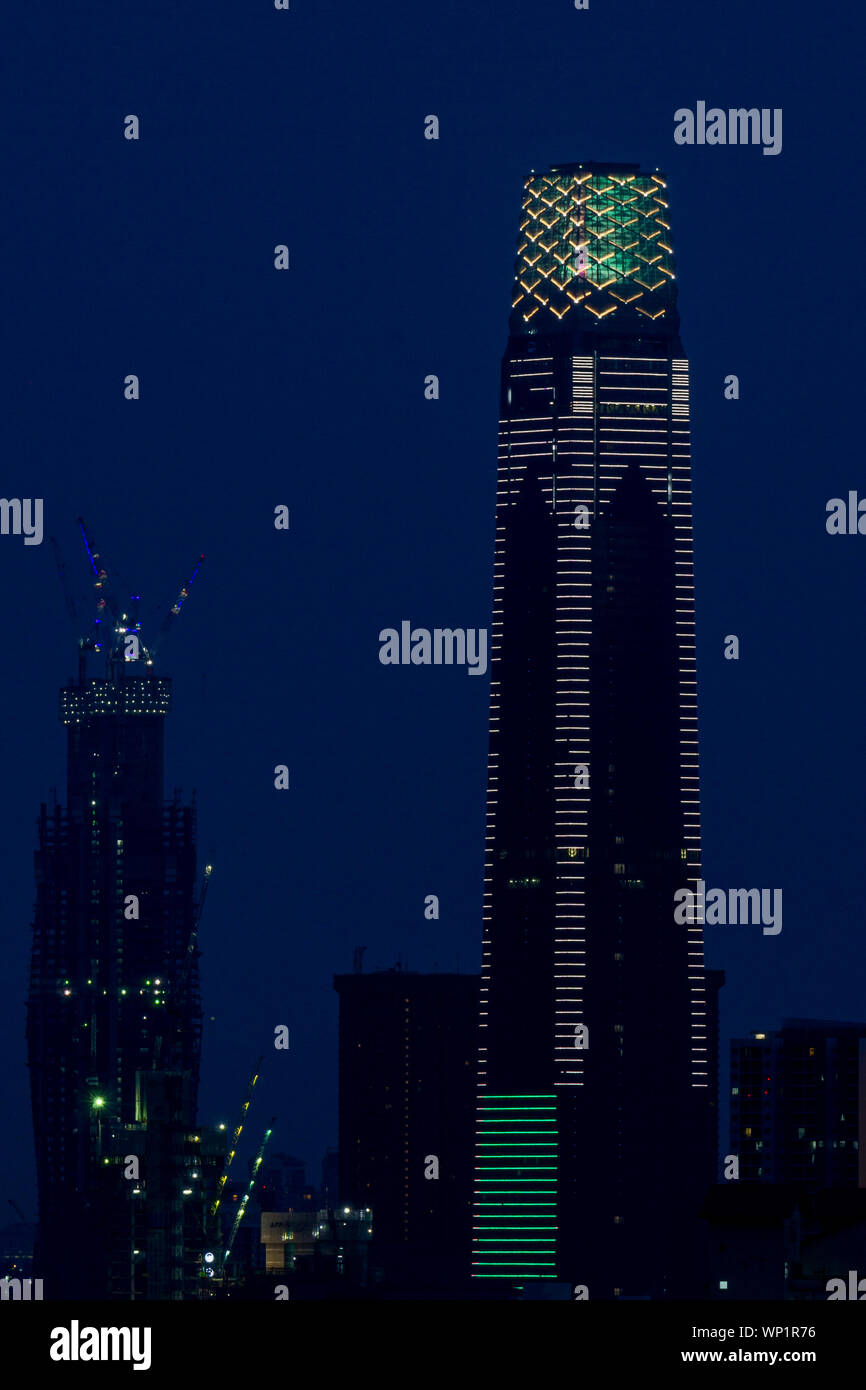 Lo scambio 106 è un grattacielo entro il Tun Razak area di scambio. Il 106-piano edificio è sormontato con 12 piani illuminato corona. Foto Stock