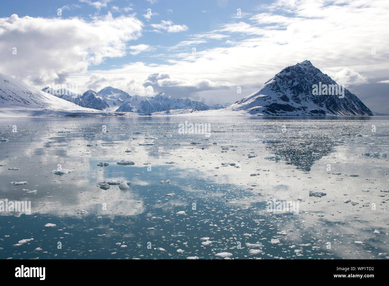 Il presagio, ma incredibilmente belle montagne e acque delle isole Svalbard (aka Spitsbergen) nell'Artico. Foto Stock