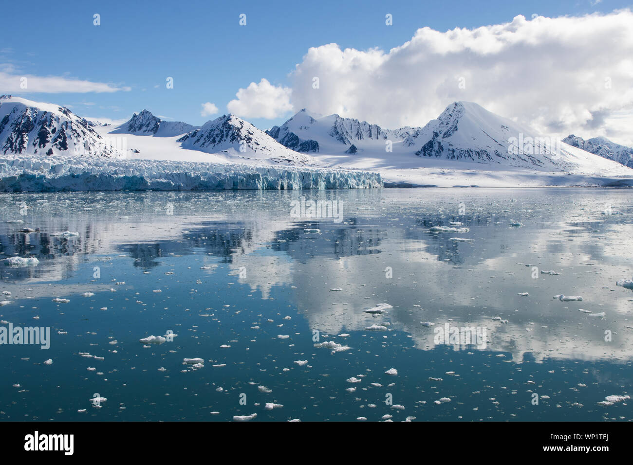 Il presagio, ma incredibilmente belle montagne e acque delle isole Svalbard (aka Spitsbergen) nell'Artico. Foto Stock