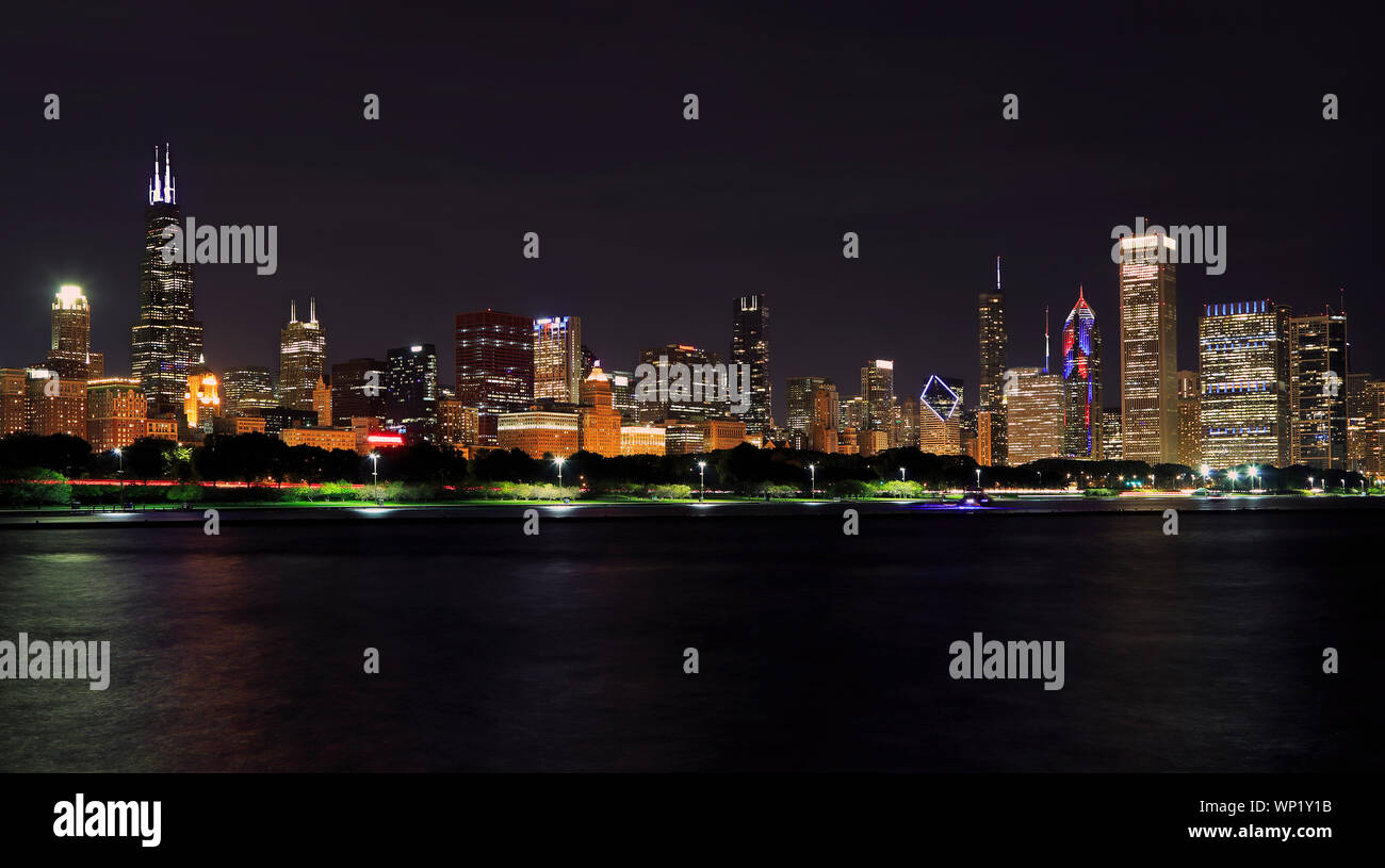 Sullo skyline di Chicago durante la notte con il lago Michigan in primo piano, IL, Stati Uniti d'America Foto Stock