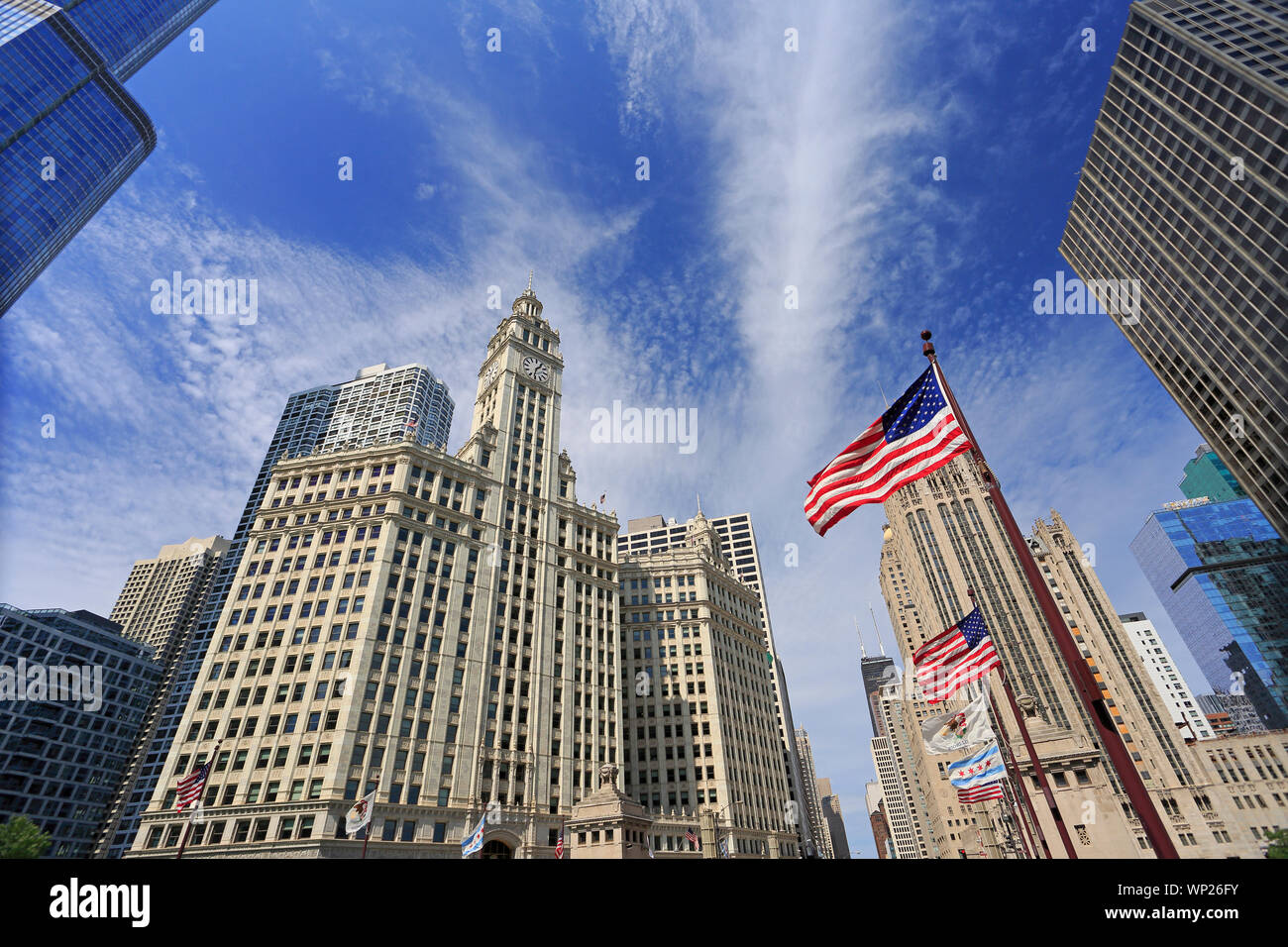 Wrigley Building e Tribune Tower su Michigan Avenue con Illinois bandiera sul primo piano in Chicago, Stati Uniti d'America Foto Stock