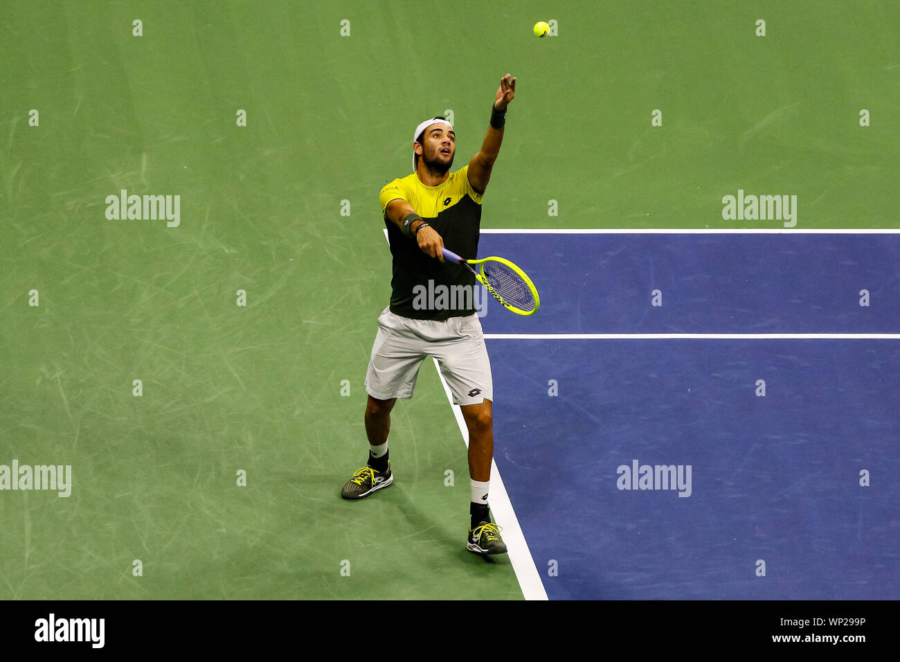 New York, Stati Uniti d'America. 06 Sep, 2019. Matteo Berrettini di Italia durante i suoi uomini singoli semi-match finale contro Rafael Nadal di Spagna il giorno dodici del 2019 US Open al USTA Billie Jean King National Tennis Center on September 06, 2019 in Queens borough di New York City. Credit: Indipendente Agenzia fotografica/Alamy Live News Foto Stock