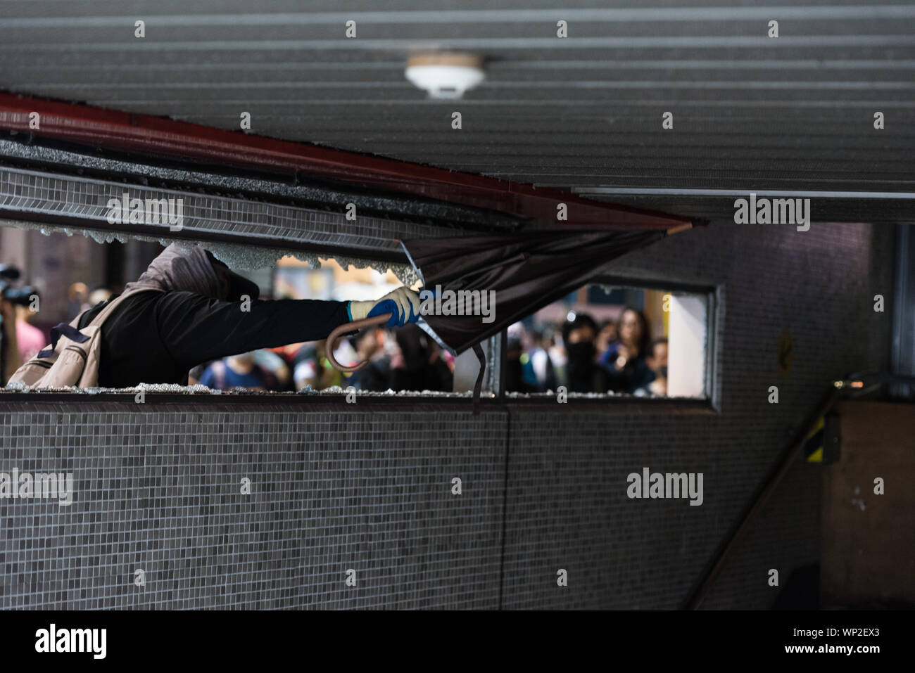 Hong Kong, Cina. 06 Sep, 2019. Un manifestante tentativi di distruggere il lampadario all'ingresso di una stazione MTR durante la dimostrazione.Anti-governo manifestanti sono scesi in strada di nuovo nell'ultimo round di anti-dimostrazioni di estradizione. I manifestanti di mira la zona intorno a cui il 31 agosto MTR si è verificato un incidente, vandalizing varie stazione MTR di ingressi. La polizia antisommossa finalmente è arrivato e ha condotto una operazione di dispersione. Credito: SOPA Immagini limitata/Alamy Live News Foto Stock