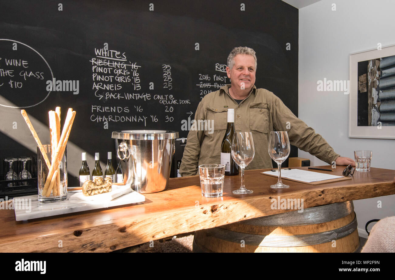 Enologo James Manny, co-proprietario di Rowlee vini nel paese del Nuovo Galles del Sud, Australia, dietro il bar nella sala di degustazione presso la cantina Foto Stock