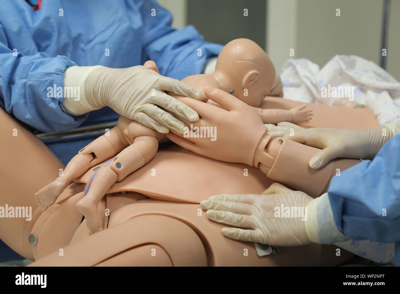 I dettagli con i manichini di plastica che rappresenta una donna con il suo neonato utilizzato da medici e ostetriche per il parto pratica Foto Stock