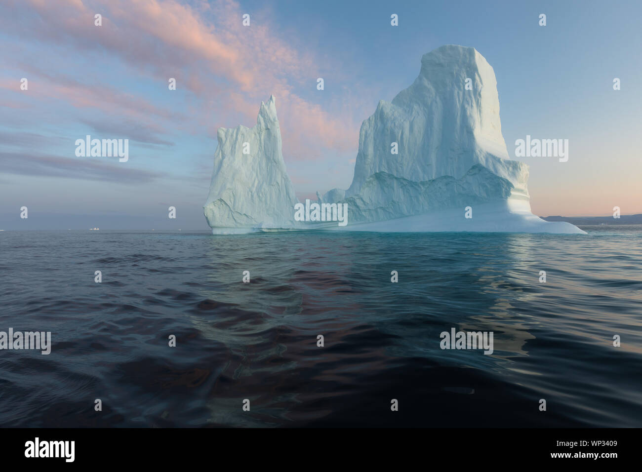 Iceberg di fronte alla cittadina di pescatori Ilulissat in Groenlandia. Natura e paesaggi della Groenlandia. Viaggio su nave tra il CIEM. Seascape Foto Stock