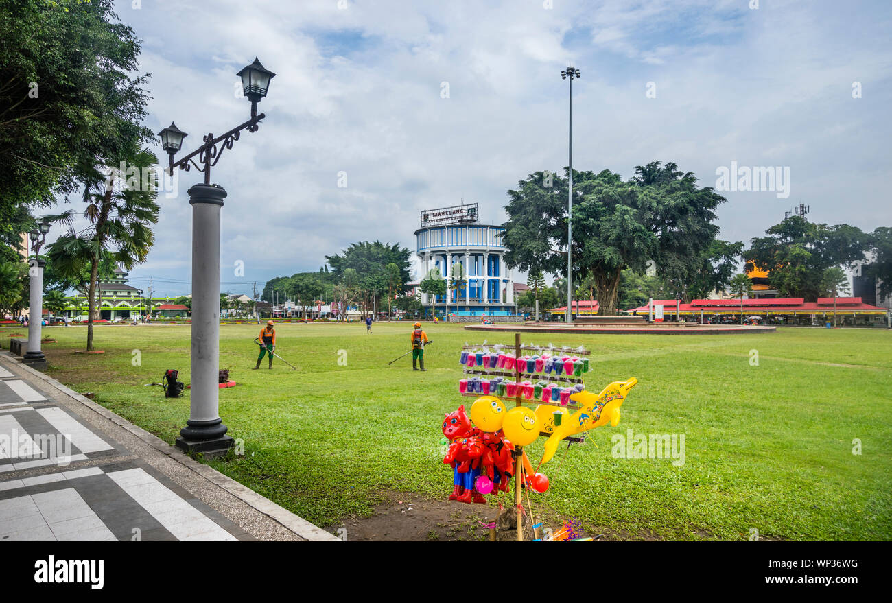 Colouful rinfreschi e baloons al Alun-alun, Town Square e Central Park della centrale città giavanese di Magelang con esso è onnipresente acqua t Foto Stock