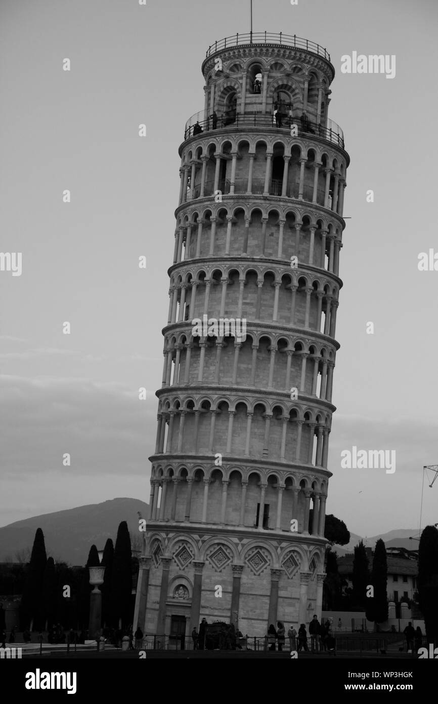 Torre pendente di Pisa è una grande attrazione turistica in Italia, in bianco e nero Foto Stock