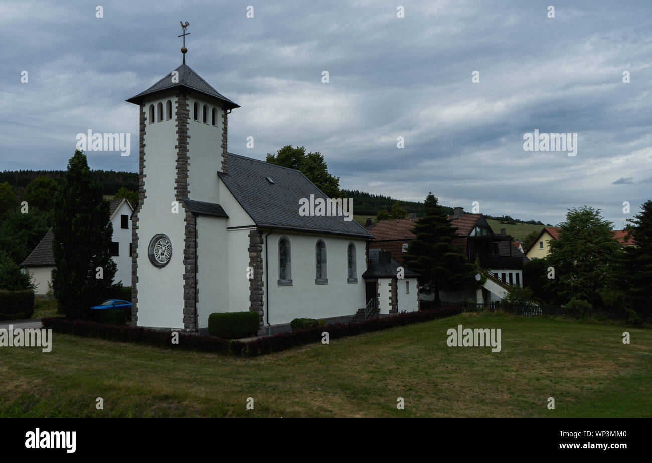 Chiesa di Santa Maria presso il villaggio tedesco Helminghausen nel periodo estivo Foto Stock