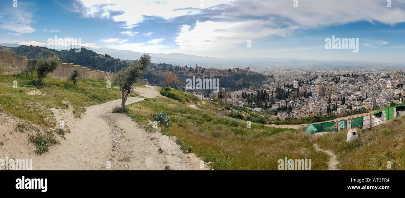 Vista dell'Alhambra di Granada dal Cerro de San Miguel Foto Stock