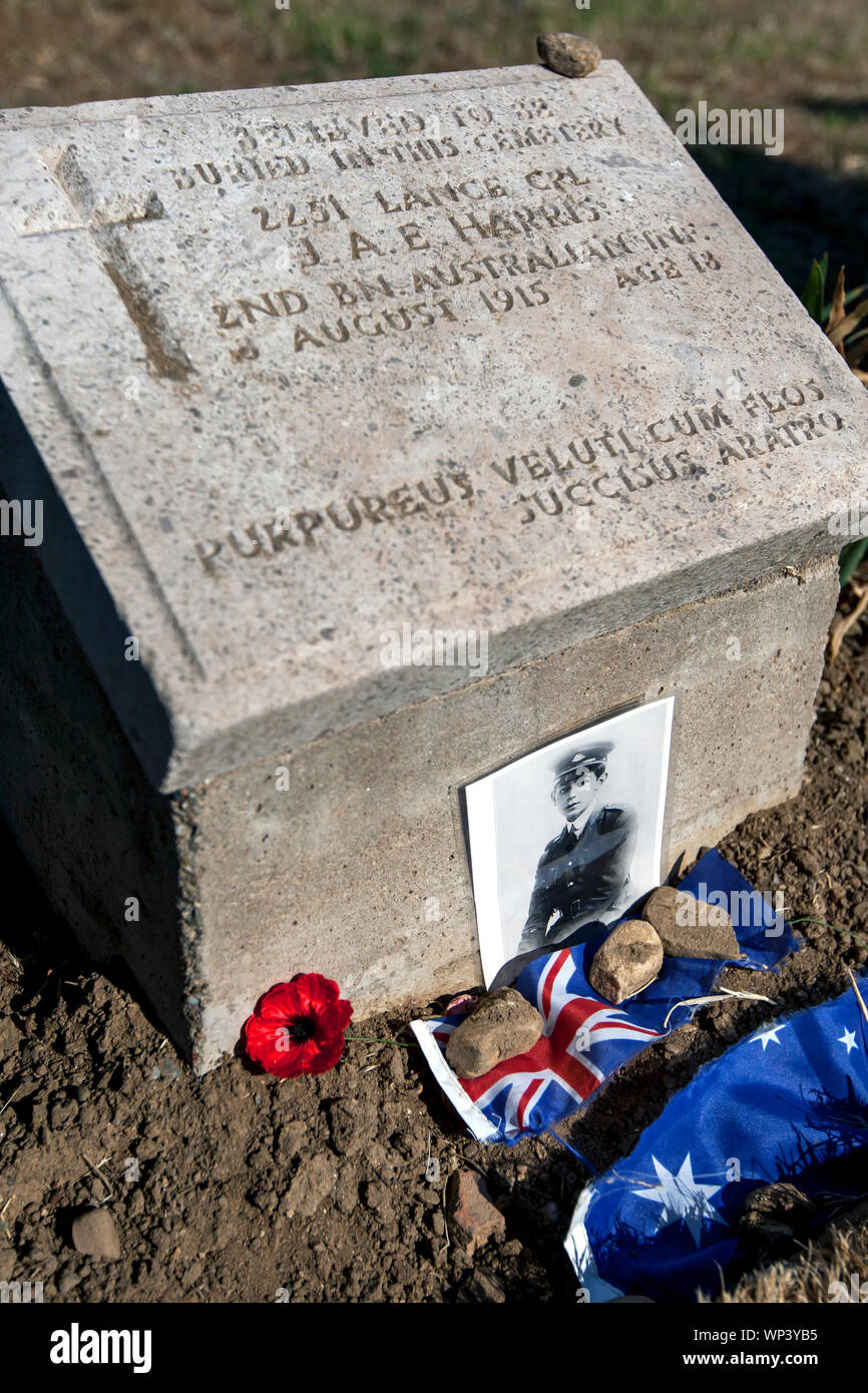 La tomba di pietra a Lone Pine a Gallipoli in Turchia del giovane soldato Australiano 2251 Lancia Cpl J.A.E. Harris, 2° BN Australian Inf. Morì 13 anni di età. Foto Stock