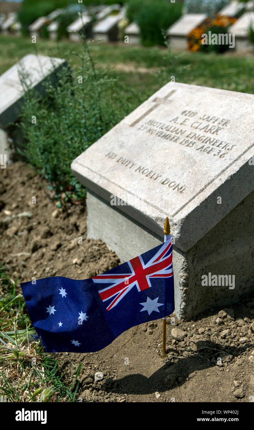 Una bandiera australiana collocato accanto ad una lastra tombale in Brown trama Dip a Lone Pine cimitero sulla penisola di Gallipoli in Turchia. Foto Stock