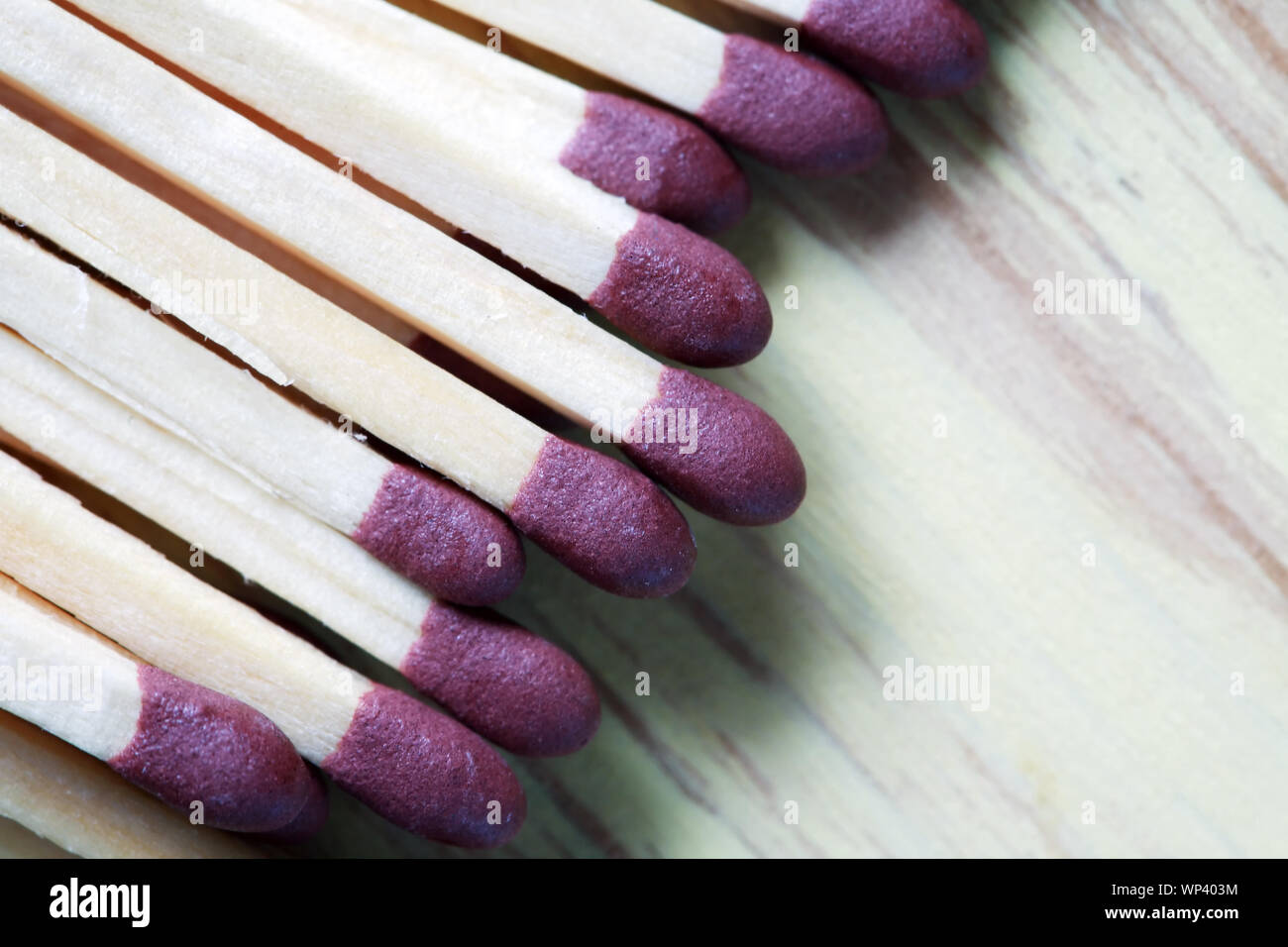 Extreme closeup di dei fiammiferi su sfondo di legno Foto Stock
