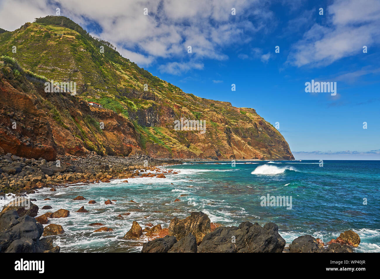 Oceano atlantico e aspre coste vulcaniche del nord di Madera a Porto Moniz, con onde che si infrangono sulle rocce e il litorale. Foto Stock