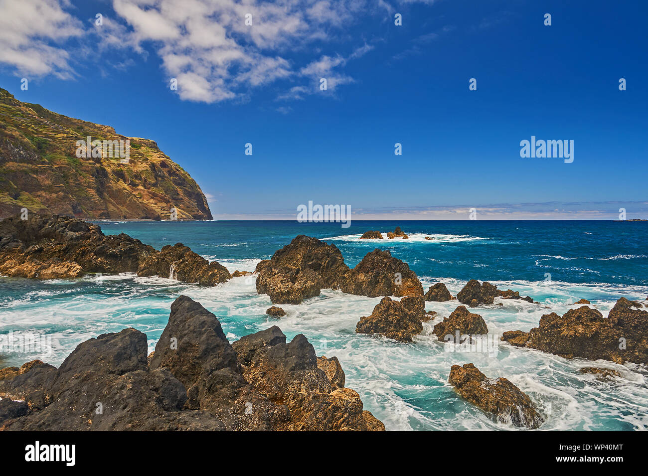 Oceano atlantico e aspre coste vulcaniche del nord di Madera a Porto Moniz, con onde che si infrangono sulle rocce e il litorale. Foto Stock