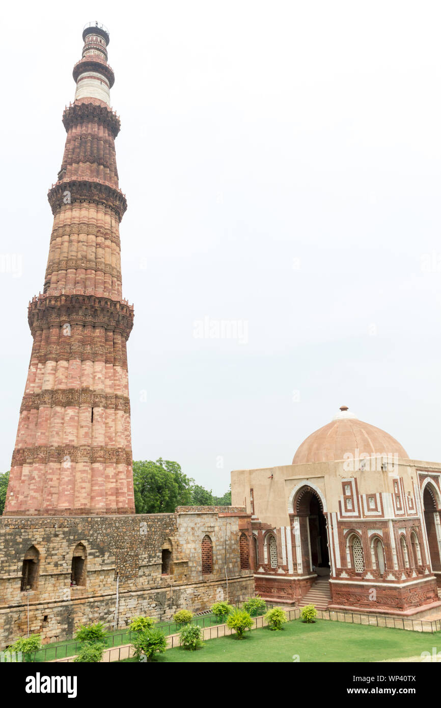 Alai Darwaza accanto a una torre nel complesso qutub, Qutub Minar, Nuova Delhi, India Foto Stock