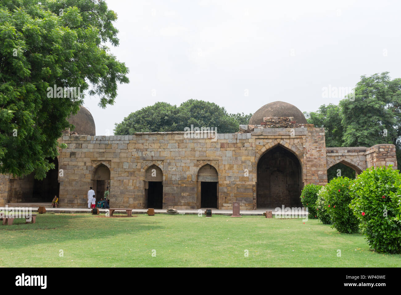 Rovine di Alauddin Khilji la madrasa al qutub complessa, Qutub Minar, New Delhi, India Foto Stock